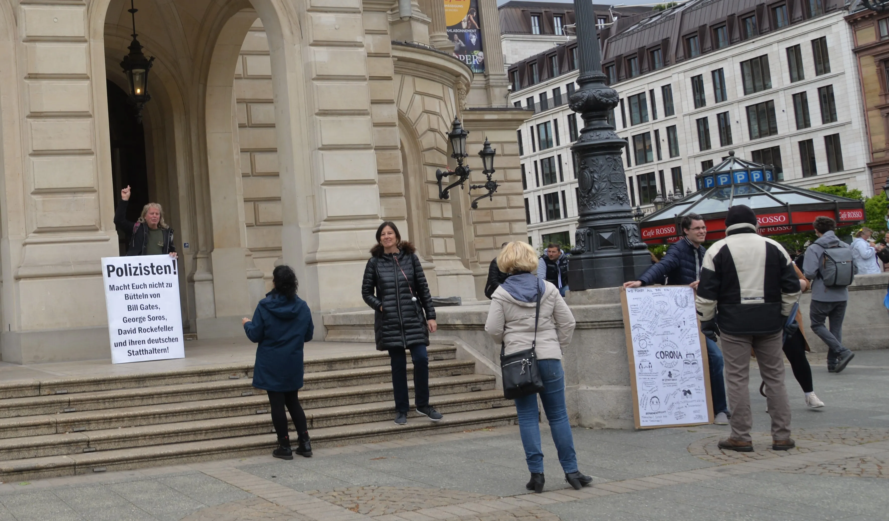 Menschen auf einer "Hygienedemo" vor der Frankfurter Oper