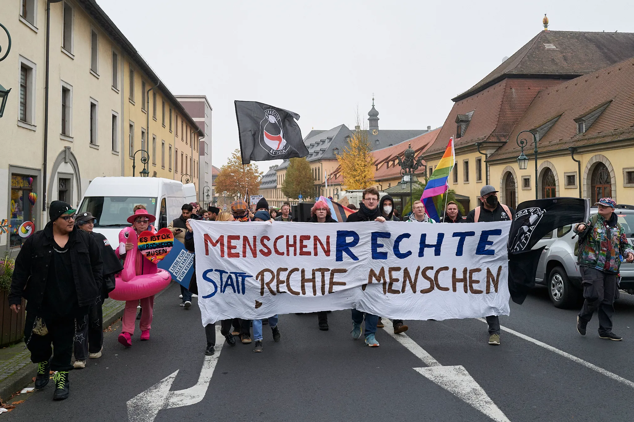 Menschen auf einer Demonstration in Fulda mit einem Transparent mit der Aufschrift »Menschenrechte statt rechte Menschen«